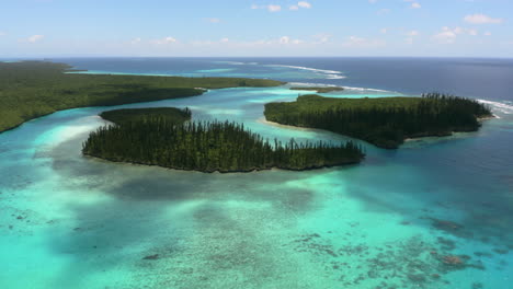 Establecimiento-De-Una-Vista-Aérea-De-La-Hermosa-Bahía-De-Oro,-Isla-De-Pinos,-Nueva-Caledonia