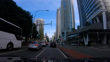 Punto-De-Vista-Conduciendo-Hacia-El-Norte-A-Través-Del-Paraíso-De-Los-Surfistas-En-La-Autopista-Gold-Coast,-Gold-Coast