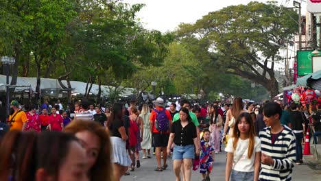 Busy-street-market-in-Thailand-buzzing-with-locals