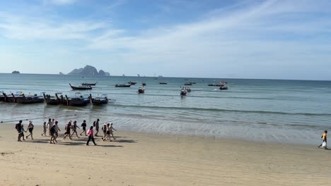 Menschen-Touristen-Zu-Fuß-Am-Strand-Krabi-Thailand-Während-Der-Schönen-Tag