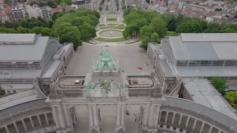 Aerial-View-of-Parc-du-Cinquantenaire,-Landmark-of-Brussels,-Belgium,-Arcade-and-19th-Century-City-Park
