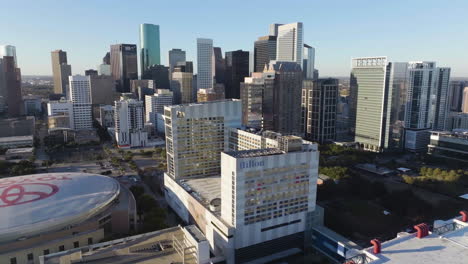 Disparo-De-Un-Dron-Alrededor-Del-Hotel-Hilton-Americas-houston,-Mañana-Soleada-En-Texas,-Estados-Unidos