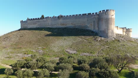 Vista-Ascendente-Del-Fuerte-Saint-André,-La-Belleza-Arquitectónica-De-Aviñón-Contra-El-Cielo-Azul