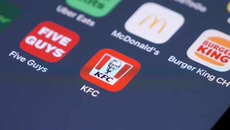 Wischen-Sie-Auf-Dem-Smartphone-Zur-KFC-Kentucky-Fried-Chicken-App