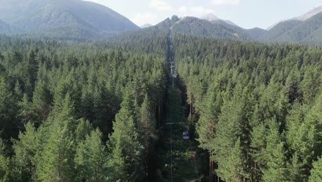 Teleférico-De-Remonte-En-Verano-En-Bansko,-Bulgaria---Antena-4k