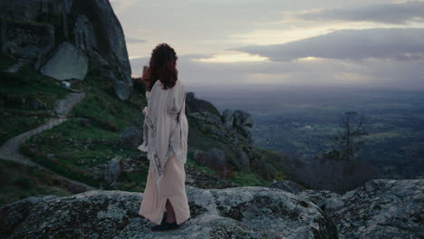 Mujer-Espiritual-En-La-Cima-De-Una-Colina-Mirando-El-Hermoso-Horizonte-Del-Atardecer.