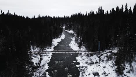 Gefrorener-Fluss,-4K-Drohnenaufnahme,-Wahrzeichen,-Gefrorenes-Winterwasser,-Pisew,-Kwasitchewan-Falls,-Wasserfall,-Provinzpark-Thompson,-Manitoba,-Kanada