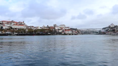 Joven-Despegando-Un-Avión-No-Tripulado-En-Oporto-Sobre-El-Río-Duero