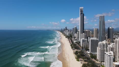 Vista-Aérea-Que-Muestra-Las-Emblemáticas-Vías-Fluviales-De-La-Costa-Dorada-De-Australia-Y-La-Expansión-Urbana-En-Un-Día-Despejado.