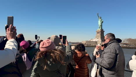 Viele-Touristen-Machen-Fotos-Von-Der-Freiheitsstatue-Von-Der-Fähre-Aus