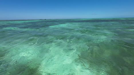 POV-Navega-En-El-Mar-Caribe,-Sombras-De-Azul-Que-Abrazan-La-Simplicidad-Y-La-Hermosa-Naturaleza