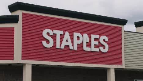 Großes-Display-Schild-Für-Staples-Store-In-Salmon-Arm,-British-Columbia,-Kanada