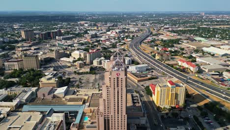 Panorámica-Alrededor-Del-Hotel-Marriott-Rivercenter-En-El-Paseo-Del-Río-En-San-Antonio,-Texas