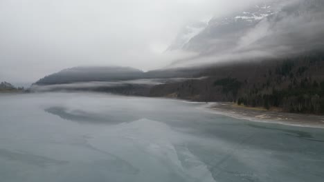 Klöntalersee-Glaris-Suiza-Capas-De-Niebla-Sobre-El-Lago-Que-Todavía-Muestra-El-Reflejo-De-La-Montaña