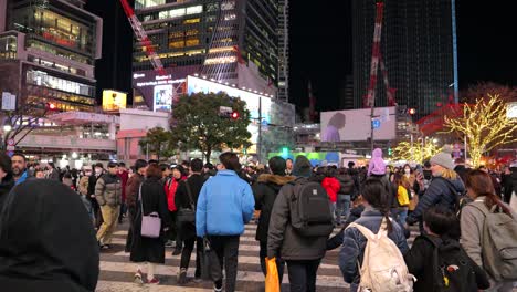 POV-Caminando-Por-El-Cruce-De-Shibuya-Con-Muchos-Turistas-Tomando-Fotografías