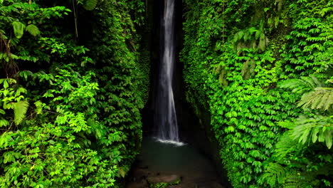 Belleza-Prístina-Y-Ubicación-Aislada-De-La-Cascada-Leke-Leke