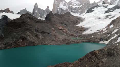 Drone-footage-in-Fitz-Roy,-the-most-iconic-mountain-in-the-Argentina