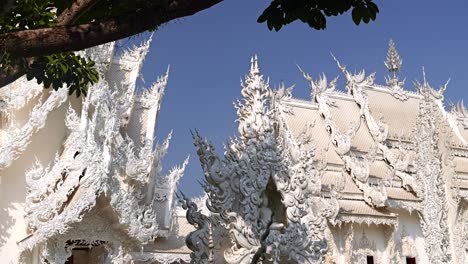 Beautiful-reveal-of-famous-white-temple-in-Chiang-Rai,-Thailand-on-suny-day