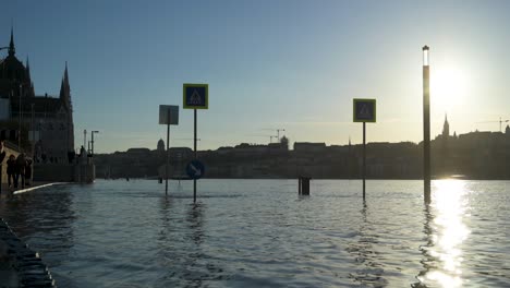 Paso-De-Peatones-Inundado-En-La-Casa-Del-Parlamento-En-Budapest-Con-El-Castillo-Real-De-Buda-Al-Fondo-Durante-La-Inundación-Del-Río-Danubio,-Hungría---28-De-Diciembre-De-2023