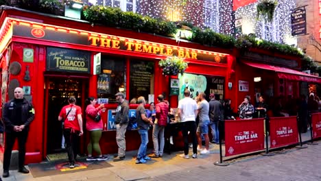 Crowd-of-people-waiting-at-the-entrance-of-the-famous-Temple-Bar-pub,-Dublin