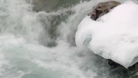 Tosende-Wasserfälle-über-Schneebedeckte-Felsen-Im-Boise-National-Forest,-Idaho,-USA