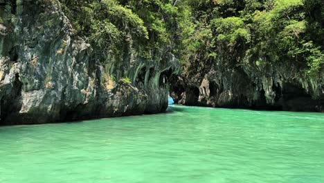 Bootsfahrt-Steile-Kalksteinklippe-Andamanensee-Thailand-Schönes-Wasser-Natur