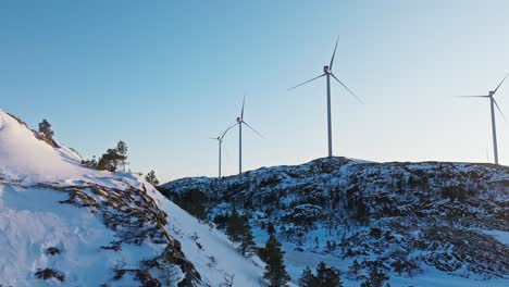 Turbinas-Eólicas-En-Montañas-Nevadas-En-Bessaker,-Trondelag,-Noruega