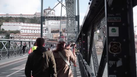 Vista-Del-Famoso-Puente-Ponte-Luís-I-En-Oporto:-Gente-Admirando-El-Impresionante-Paisaje-Urbano-Y-El-Río-Debajo