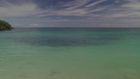 Vorbeiflug-über-Tropisches-Kristallklares-Wasser-Mit-Blick-Auf-Den-Ozean,-Dominikanische-Republik