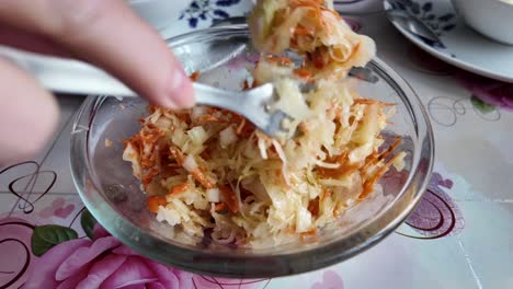 Eine-ältere-Frau-Mischt-Einen-Salat-Mit-Karotten,-Zwiebeln-Und-Äpfeln-Für-Das-Abendessen