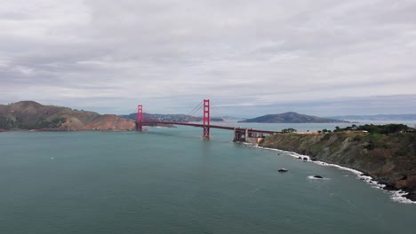 Toma-De-Drones-Hacia-Atrás-Del-Puente-Golden-Gate-Desde-Una-Gran-Altura