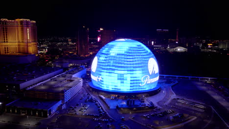 Las-Vegas,-NV,-USA,-Sphere-Arena-Bei-Nacht,-Kugelförmiger-Bildschirm-Zeigt-Visuals,-Drohnenaufnahme