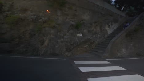 Spaziergang-Neben-Touristen-Auf-Kleiner-Straße-|-In-Der-Nähe-Einer-Malerischen-Bergklippe-In-Positano,-Italien-Im-Sommer,-4k