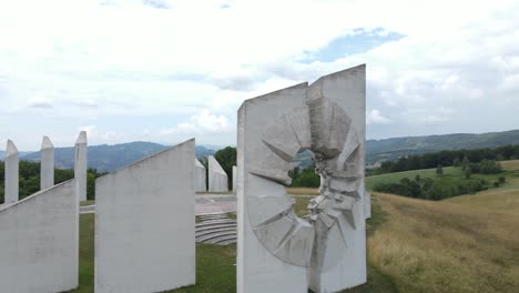 Complejo-Conmemorativo-De-La-Segunda-Guerra-Mundial-Kadinjaca,-Uzice,-Serbia