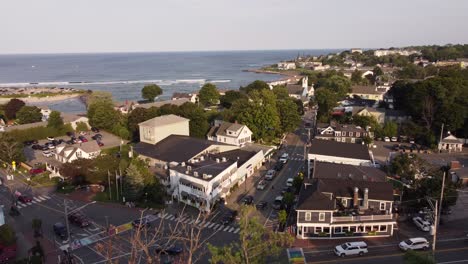 Drohnenflug-über-Dem-Wohnviertel-Von-Ogunquit,-Luftaufnahme-Der-Stadt-An-Der-Atlantikküste-Von-Maine,-USA