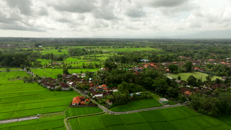 La-Arquitectura-Tradicional-Balinesa-Añade-Riqueza-Cultural-Al-Paisaje-Verde.