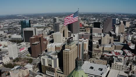Bandera-Americana-Ondeando-En-El-Edificio-Tower-Life-En-San-Antonio,-Texas