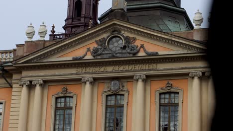 Außenansicht-Des-Gebäudes-Der-Schwedischen-Akademie-In-Stockholm,-Person-Geht-Vorbei