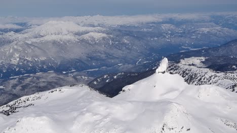 Hermoso-Panorama-Montañoso-En-Un-Soleado-Día-De-Invierno-Aéreo