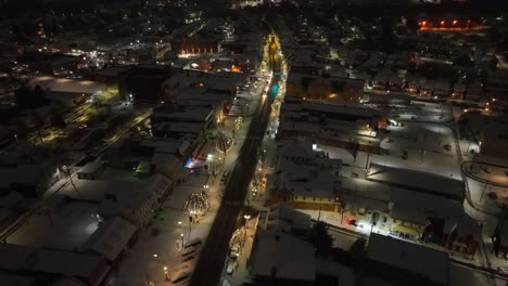 Pequeña-Ciudad-De-EE.UU.-Con-Nieve-Y-Luces-Navideñas-Al-Amanecer.