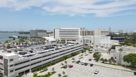 Miami-Usa,-Vista-Aérea-De-La-Torre-Quirúrgica-Skolnick-Y-Los-Edificios-De-Atención-Médica-Del-Centro-Médico-Mount-Sinai,-Disparo-De-Drone