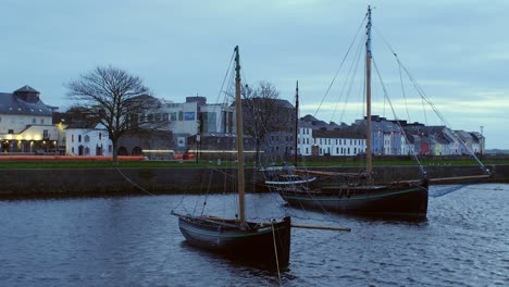 Toma-Dinámica-Con-Prostitutas-De-Galway-Amarradas-En-El-Puerto-De-Claddagh.