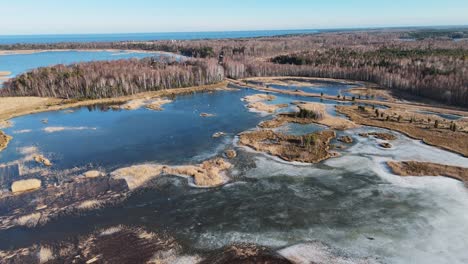 Holzbretter-Wanderweg-Durch-Das-Schilf-Des-Kaniera-Sees,-Luftaufnahme-Vom-Frühling,-Lapmezciems,-Lettland