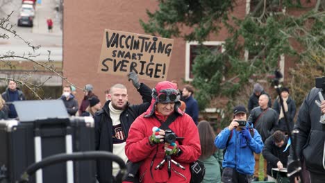 Demonstrant-Mit-Schild-Bei-Kundgebung-Gegen-Covid-Vorschriften-In-Schweden
