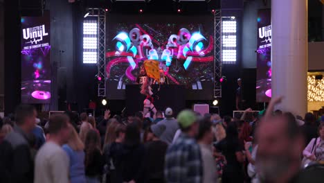 Live-Musik-Auftritt-Mit-DJ-Und-Tänzer-In-Der-überfüllten-Fremont-Street,-Las-Vegas