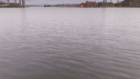 La-Inclinación-De-La-Plataforma-Rodante-Sobre-El-Río-Göta-älv-Revela-El-Icónico-Älvsborgsbron,-Gotemburgo