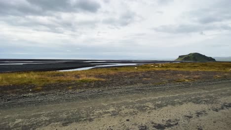 Vulkanische-Landschaft-In-Island-Mit-Einem-Berg-Und-Weiten-Ebenen-Vom-Auto
