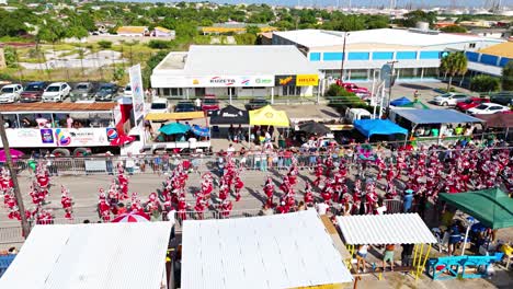 Ascienda-Desde-Detrás-De-Las-Carpas-Emergentes-Mientras-La-Gente-Baila-Y-Se-Divierte-En-Las-Calles-Para-El-Carnaval-En-La-Isla-Caribeña.