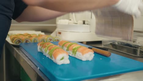 Eine-Person-Legt-Lachs-Auf-Nigiri-Sushi,-Nahaufnahme