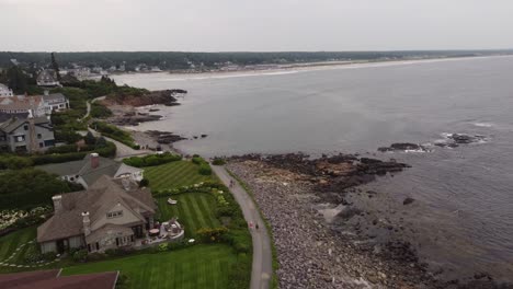 Luftaufnahmen-Von-Fußgängern-In-Ogunquit,-Maine,-USA,-Die-Den-Küstenpfad-Entlang-Laufen